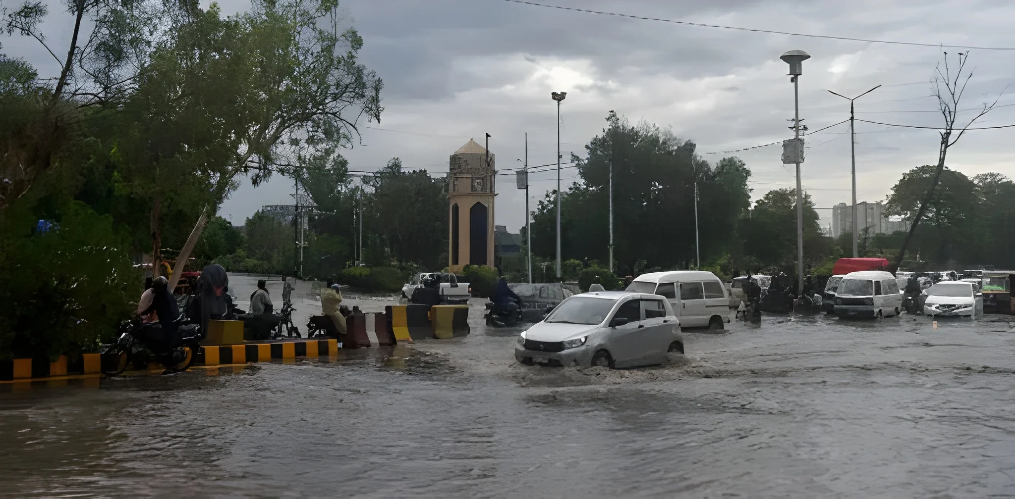 کراچی-میں-سڑک-کا-گڑھا،-کار-خاتون-سمیت-دھنس-گئی