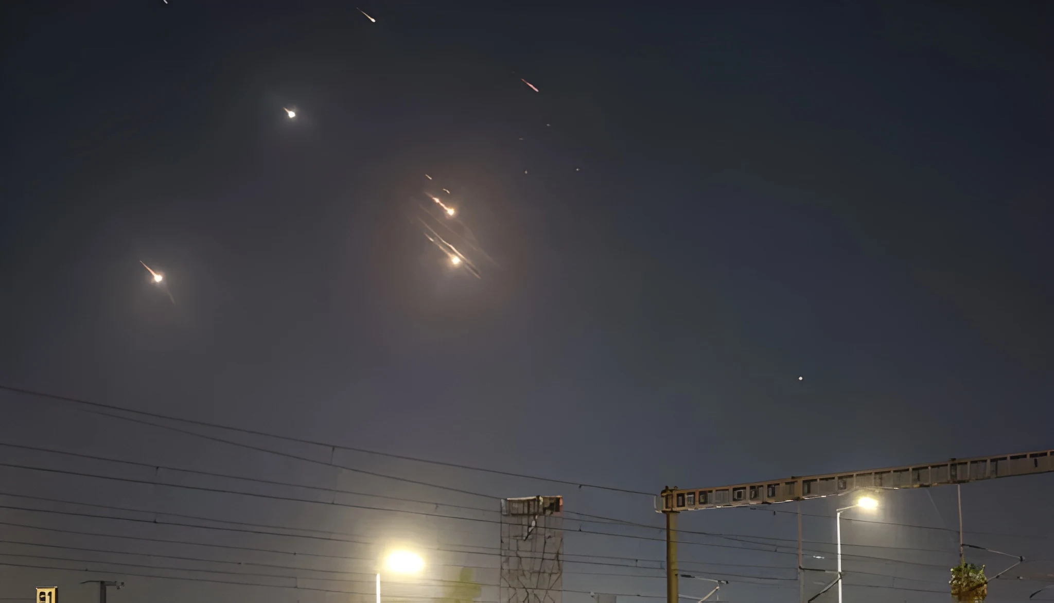 ایران کے میزائل کم ہونے کی خبروں کے باوجود حملوں کی شدت برقرار