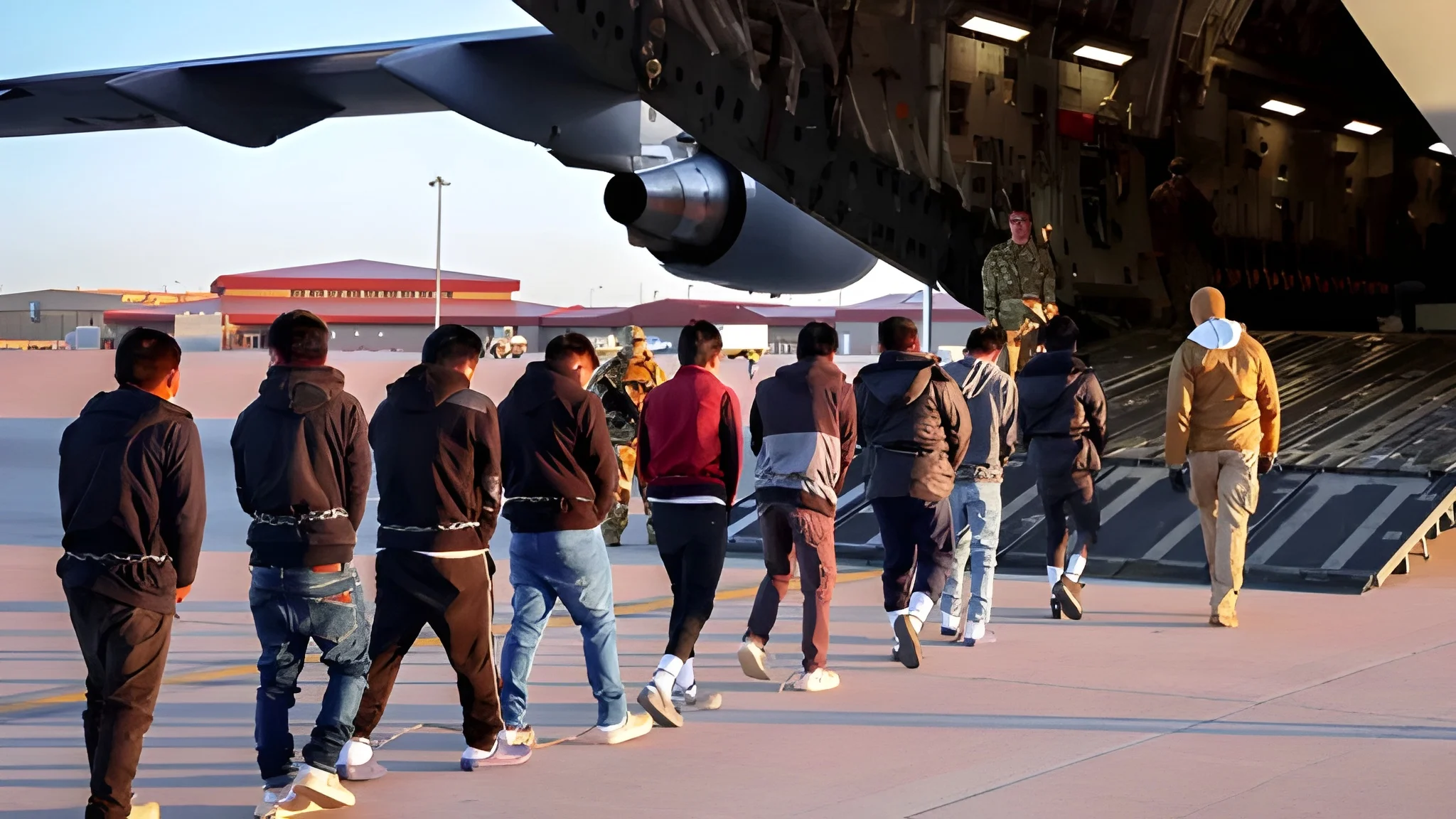 برطانیہ میں امیگریشن کے خلاف بڑا کریک ڈاؤن، 2 برس میں 80 ہزار غیر ملکی ڈی پورٹ