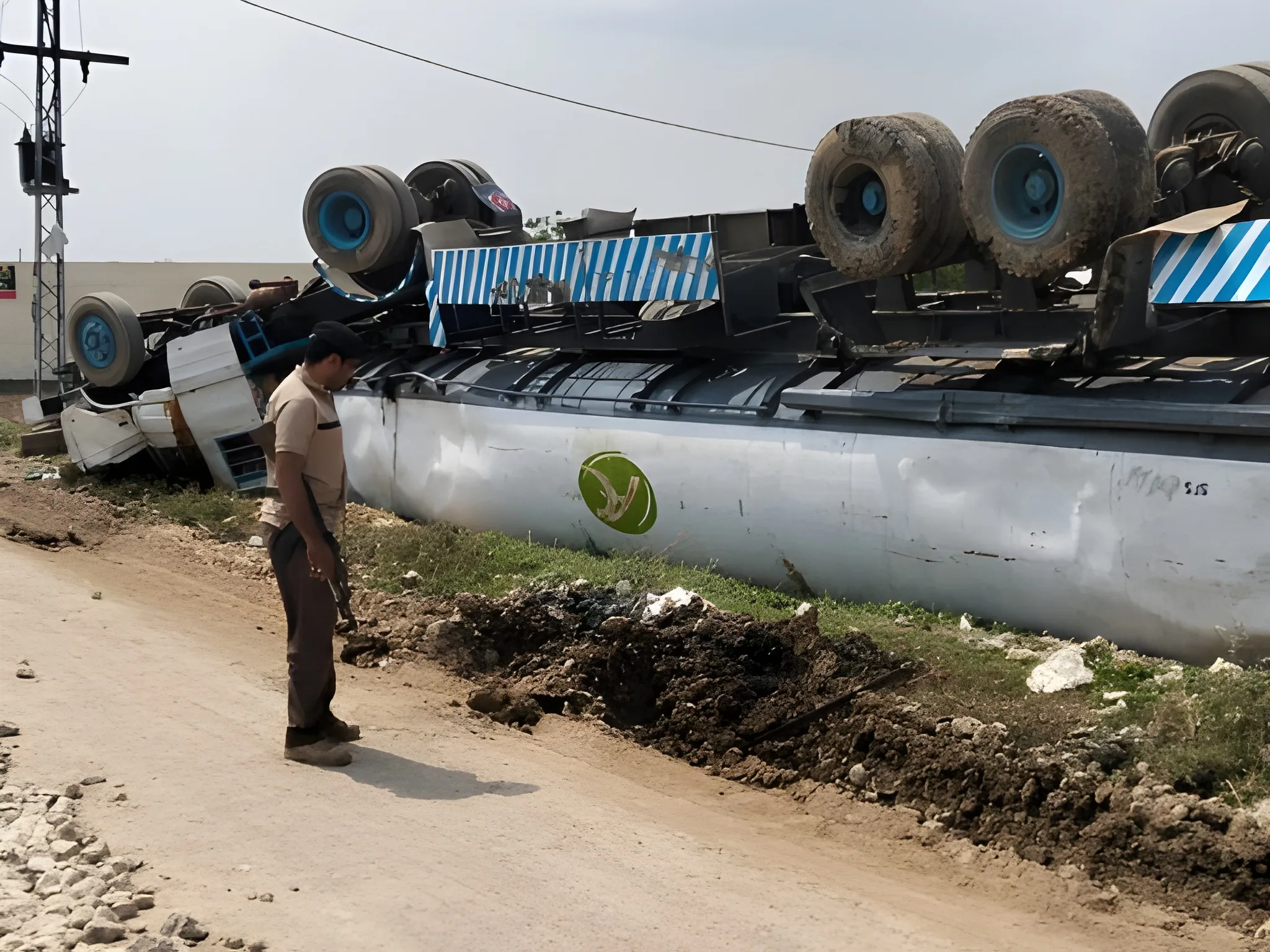 بھکر میں آئل ٹینکر حادثہ، ایم ایم روڈ پر ٹریفک معطل