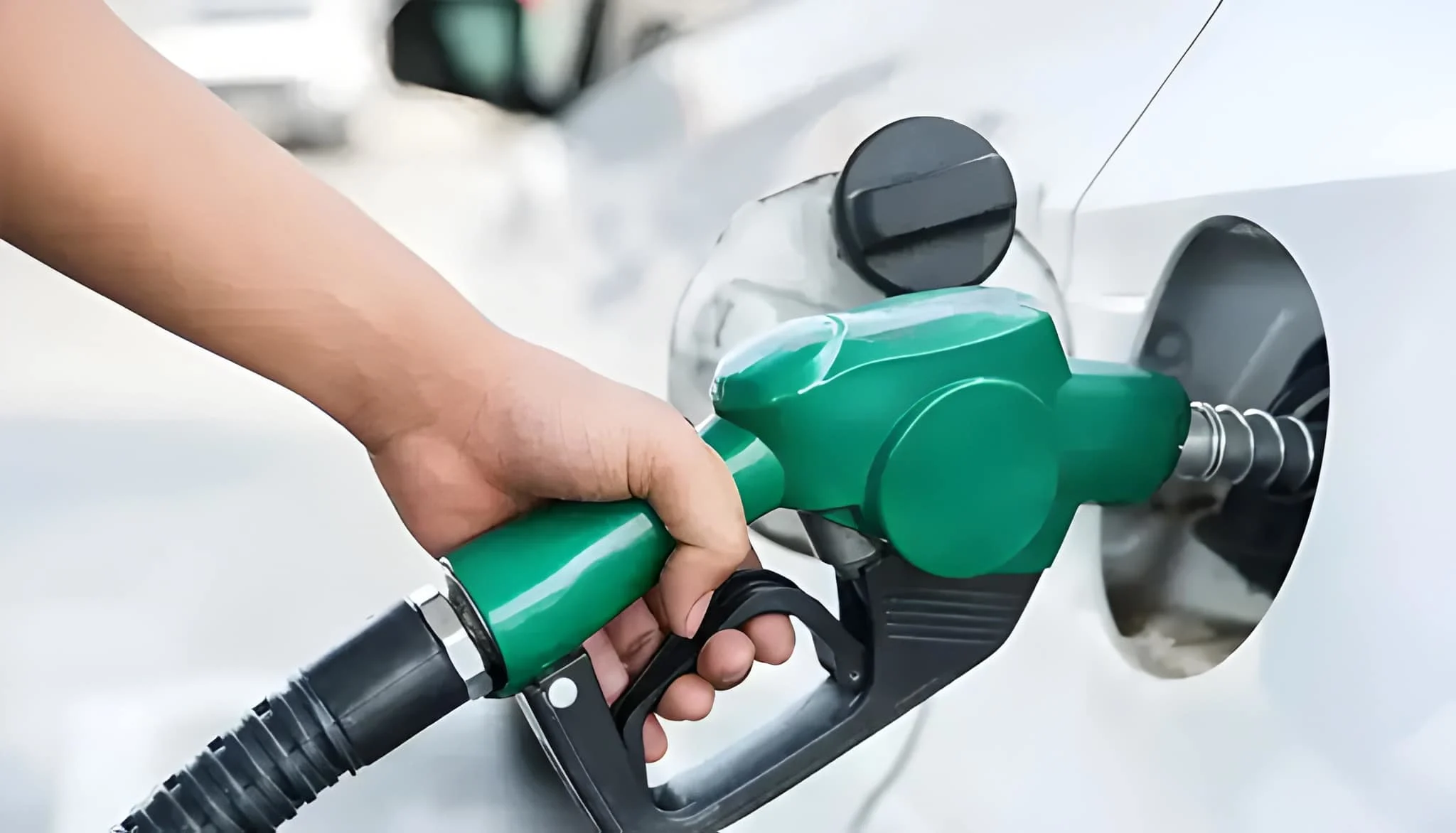 حکومت نے پیٹرول اور ڈیزل کی قیمتوں میں بڑا اضافہ کردیا