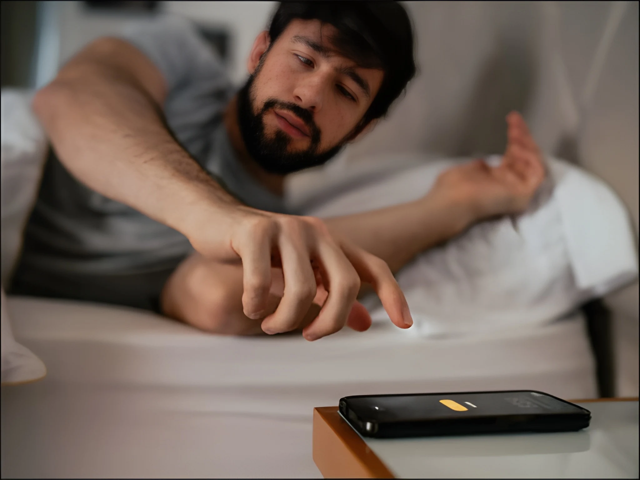 صبح آنکھ کھلتے ہی موبائل دیکھنے کی عادت صحت کے لیے نقصان دہ