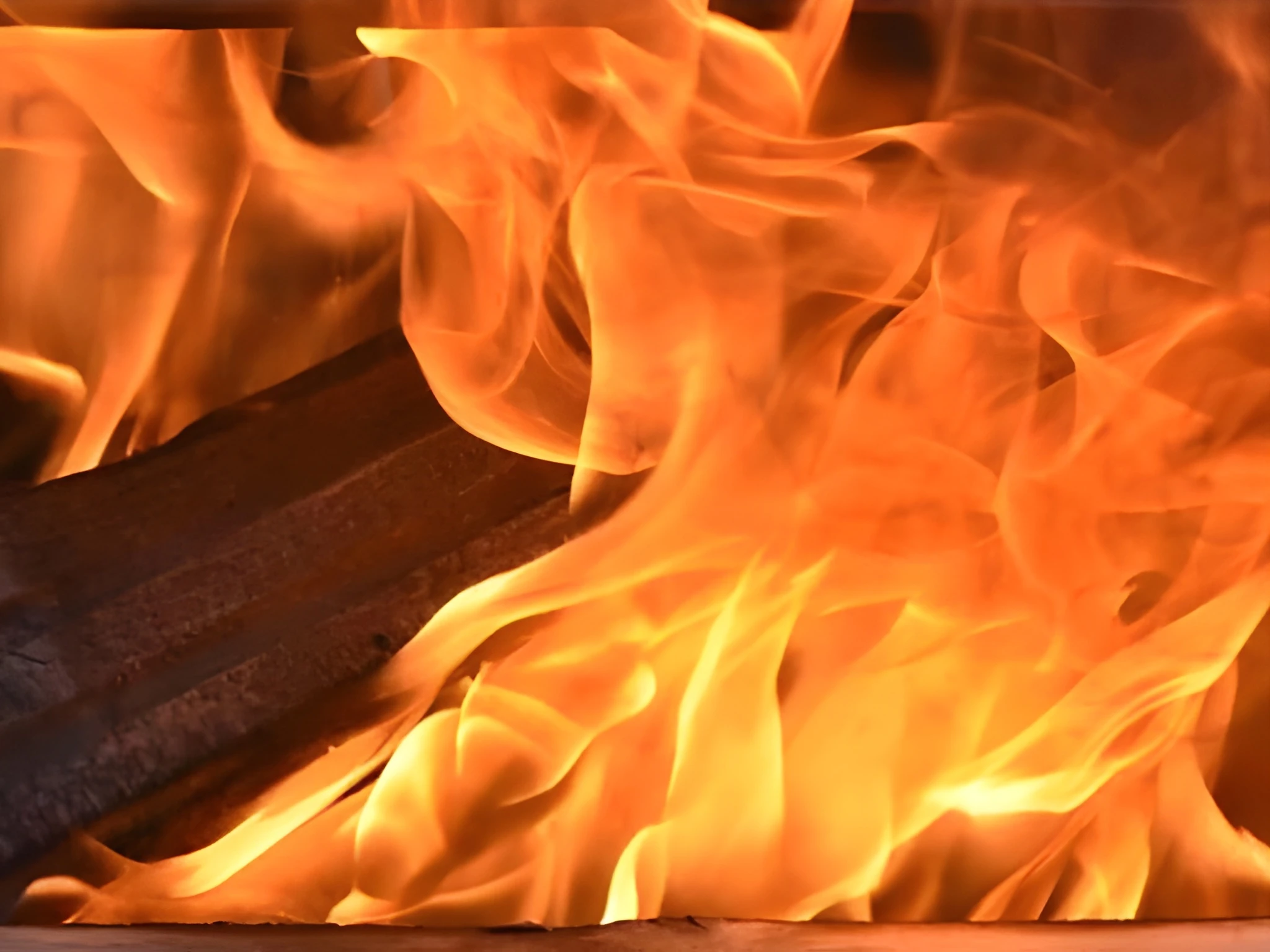 لاہور: وقت پر کھانا نہ دینے پر شخص نے بیوی اور 3 بیٹیوں کو آگ لگا دی