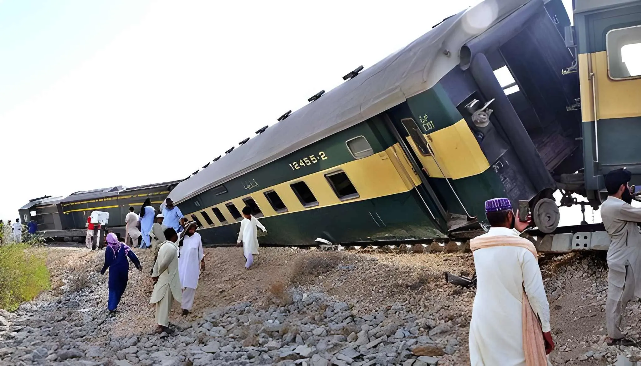 لودھراں: تیزگام ٹرین حادثے کے 11 گھنٹے سے زائد گزرنے کے باوجود ٹریک بحال نہ کیے جاسکے