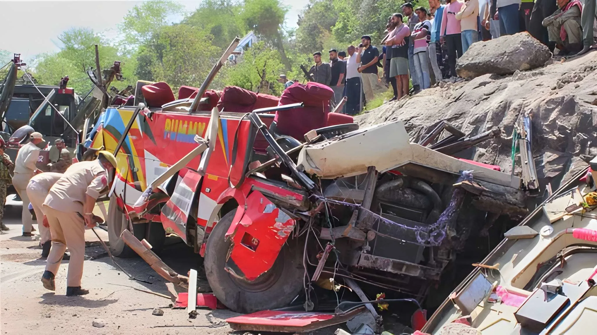 مقبوضہ کشمیر میں ہولناک ٹریفک حادثہ، 21 افراد جاں بحق