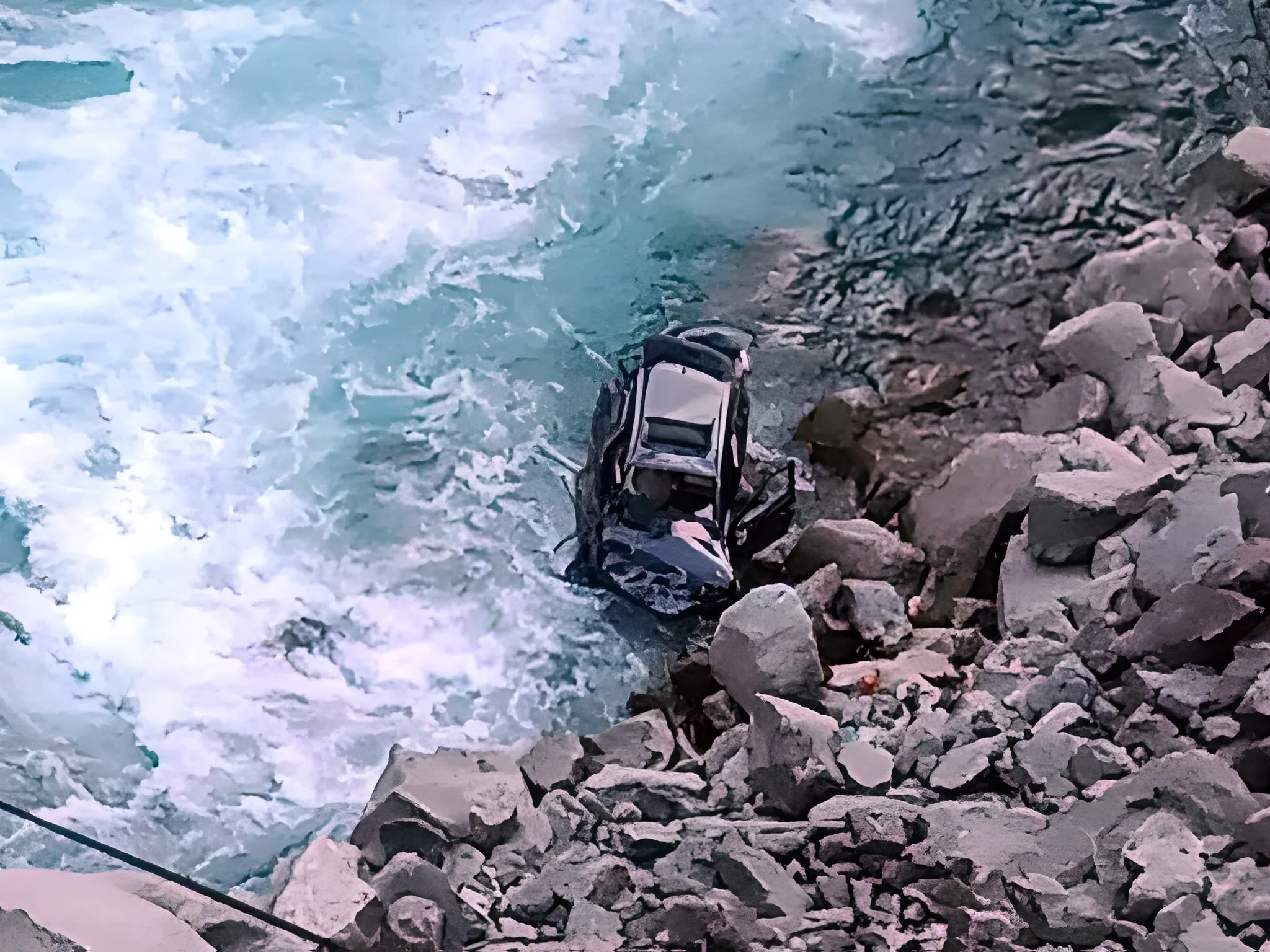 وادیٔ نیلم میں لینڈ سلائیڈنگ، سیاحوں کی گاڑی دریا میں جا گری