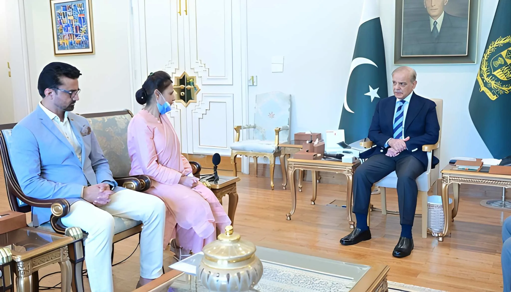 پمز آتشزدگی میں نومولود کو بچانے والی نرس سے وزیراعظم کی ملاقات