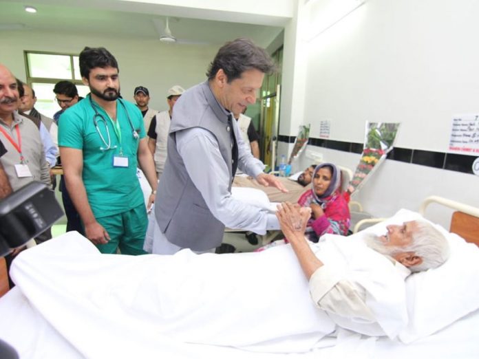 وزیر-اعظم-عمران-خان-کی-زلزلے-سے-متاثرہ-علاقوں-میں-آمد،-زخمیوں-کی-عیادت