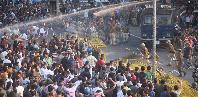 شہریت-کے-متنازعہ-بل-کے-خلاف-بھارت-میں-احتجاج-زور-پکڑ-گیا