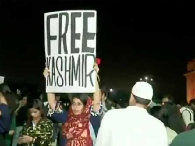 بھارت-میں-’کشمیر-کو-آزاد-کرو‘-کے-پوسٹر-اٹھانے-والے-طلبہ-پر-بغاوت-کا-مقدمہ