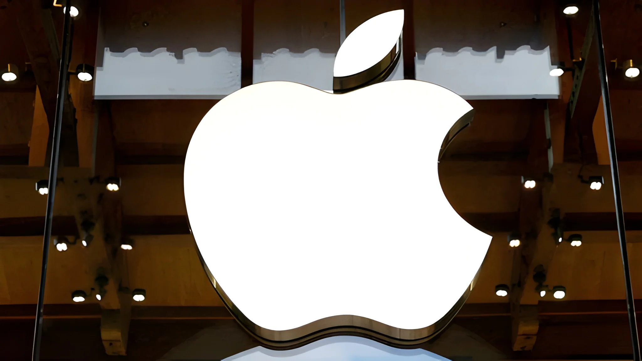 apple-briefly-reaches-historic-5-trillion-market-value
