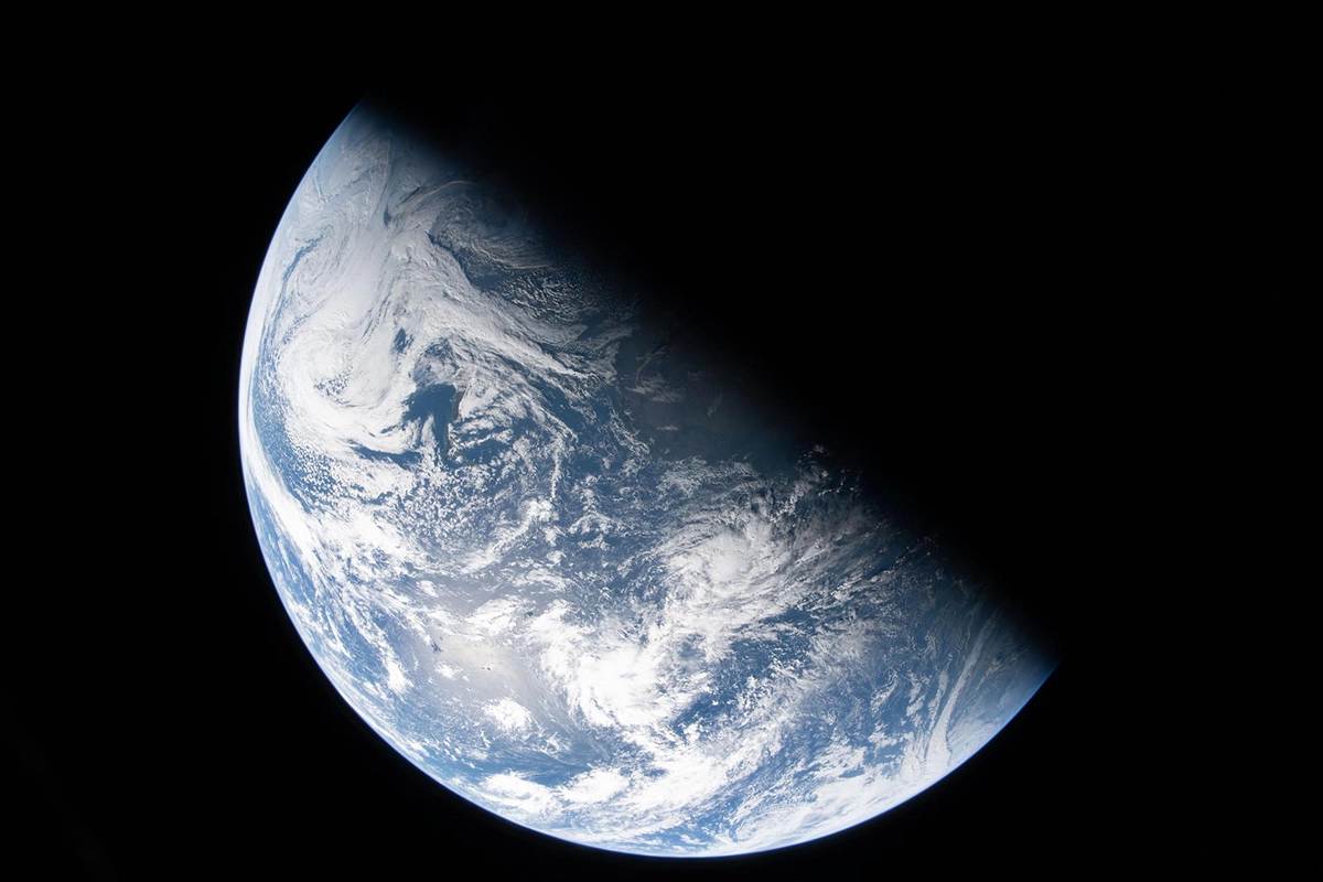 artemis-mission-unveils-stunning-earthset-view-from-lunar-surface