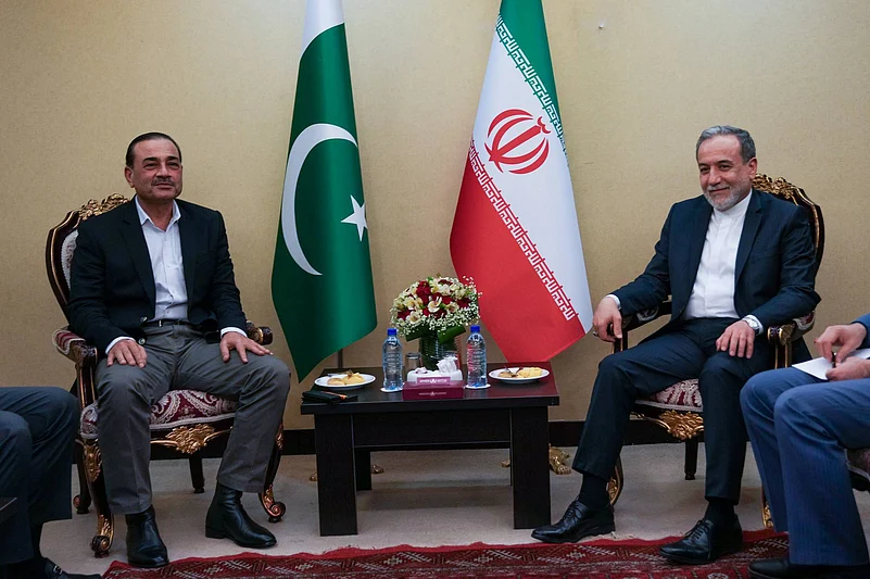 asim-munir-irans-foreign-minister-hold-talks-on-ending-regional-war