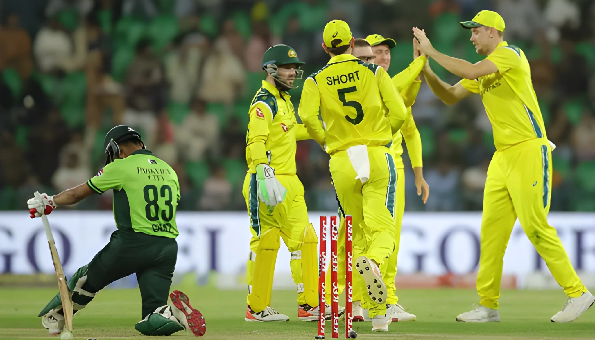 australia-beat-pakistan-in-second-odi-to-level-series-11