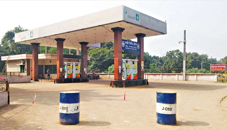 bangladeshs-fuel-shortage-forces-many-filling-stations-in-dhaka-to-close-as-disruptions-linked-to-the-ongoing-iranrelated-middle-east-crisis-hit-supply-chains-and-trigger-rationing-and-long-queues-for-petrol
