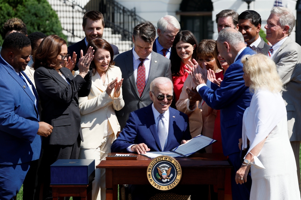 biden-signs-bill-to-boost-us-chips-compete-with-china