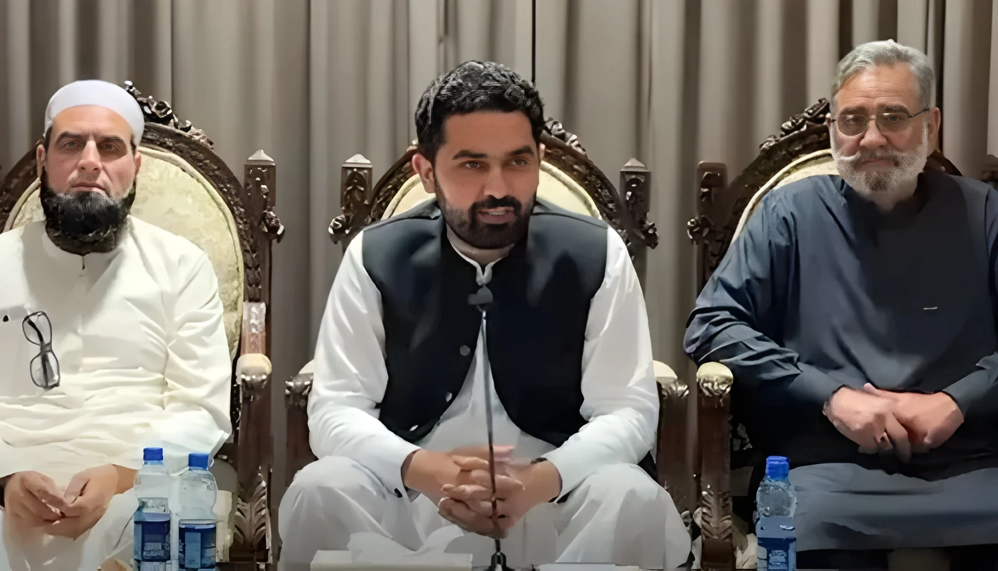 cracks-appear-in-pti-as-over-25-lawmakers-skip-kp-parliamentary-meeting