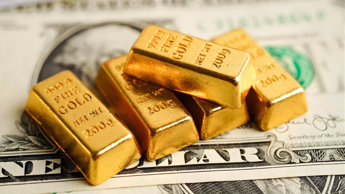 gold-surges-past-5-200-as-dollar-hits-four-year-low