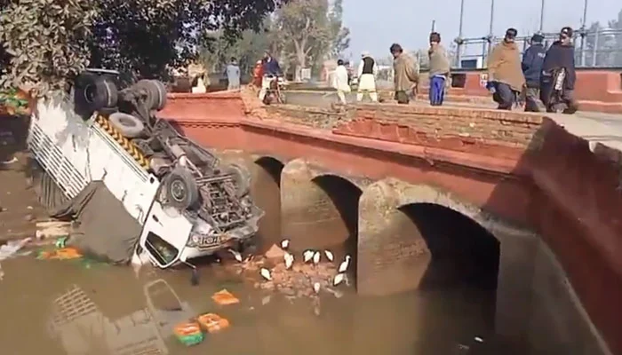 least-24-killed-in-two-separate-road-accidents-in-punjab-and-balochistan