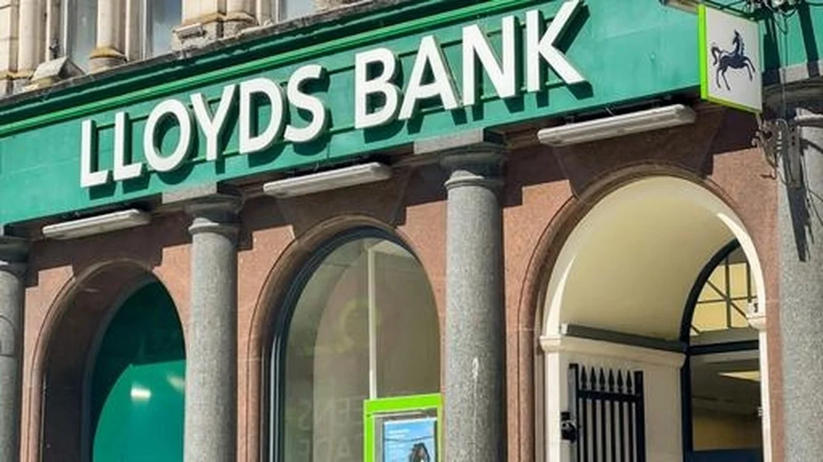 lloyds-bank-issues-apology-after-glitch-exposes-customers-transactions