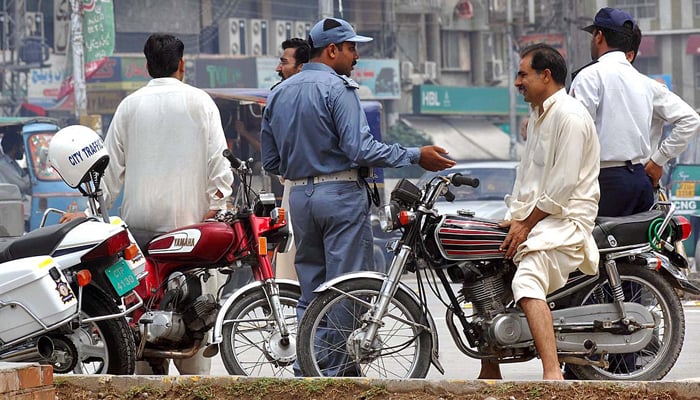 motorist-receives-five-e-challans-for-the-same-violation-in-karachi