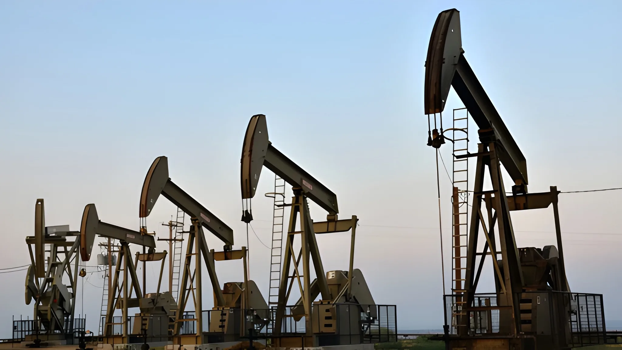 oil-prices-rise-amid-uncertainty-over-strait-of-hormuz-reopening