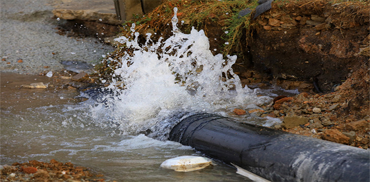 pipeline-supplying-water-to-karachi-from-hub-breaks-near-paposh-nagar
