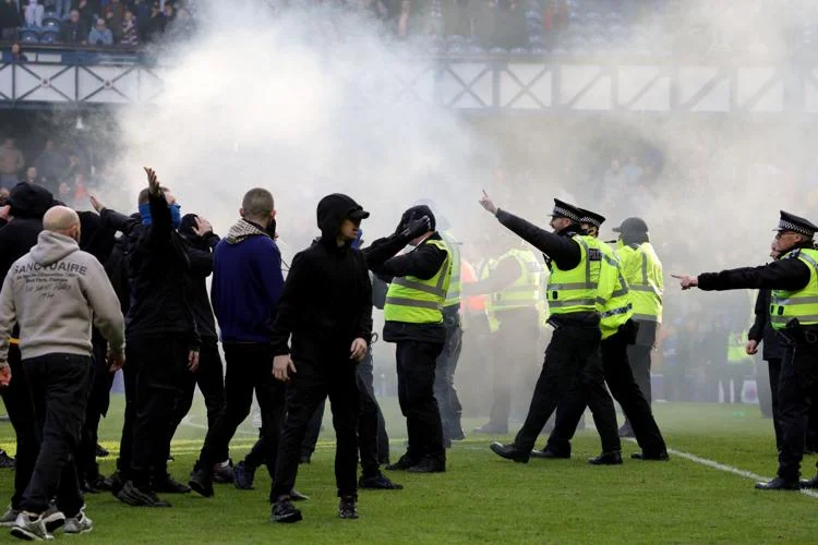 pitch-violence-breaks-out-between-rangers-and-celtic-fans-following-scottish-cup-tie