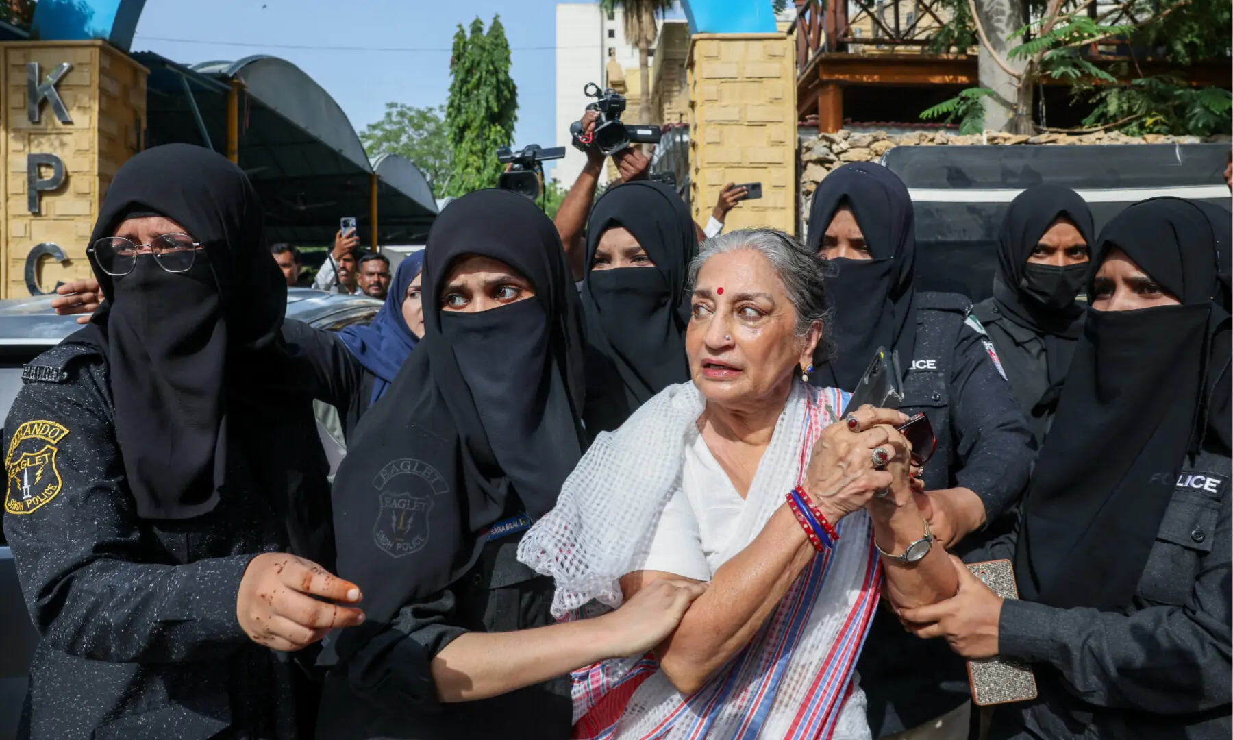 police-briefly-detain-aurat-march-leaders-outside-karachi-press-club