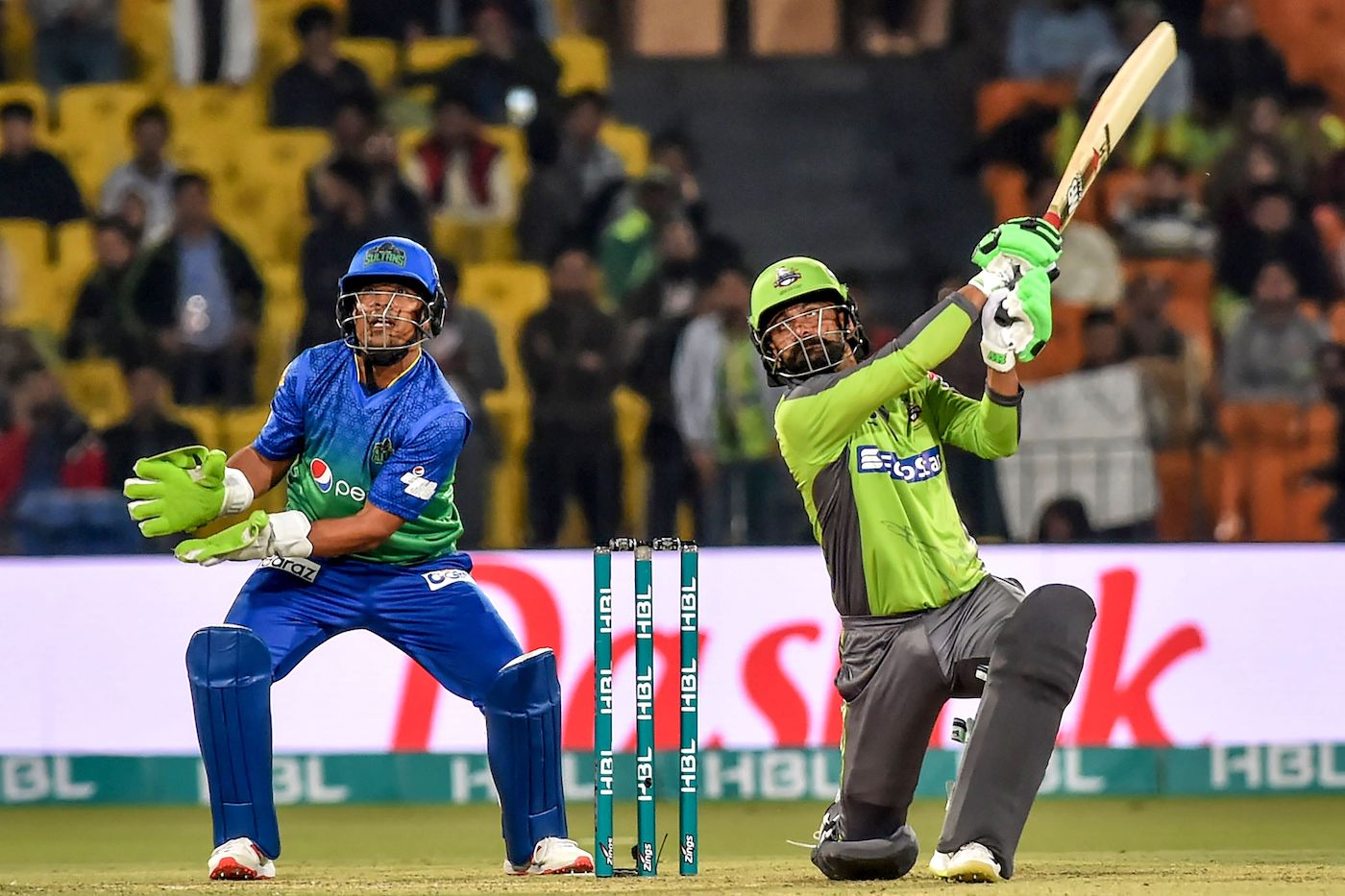 professor-mohammad-hafeez-teaches-multan-sultans-bowlers-a-few-lessons