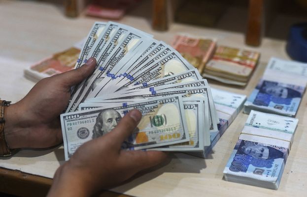 rupee-gains-ground-against-dollar-for-seventh-successive-session