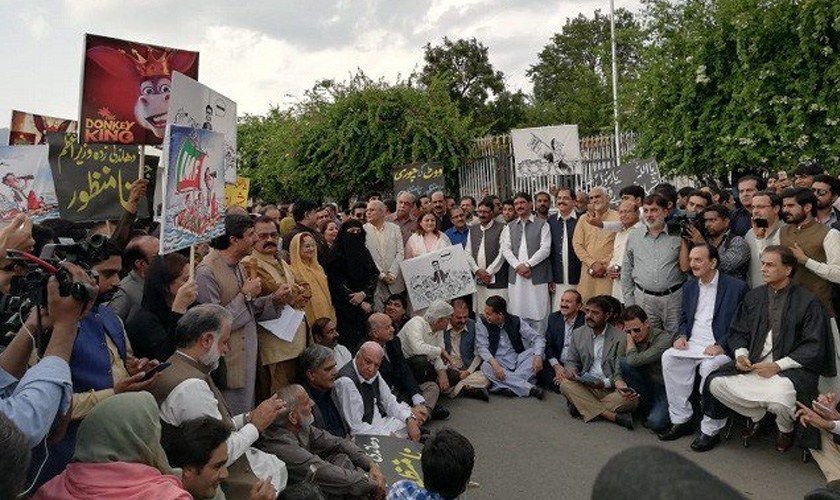 situation-outside-parliament-tense-after-scuffle-between-pml-n-leaders-pti-workers