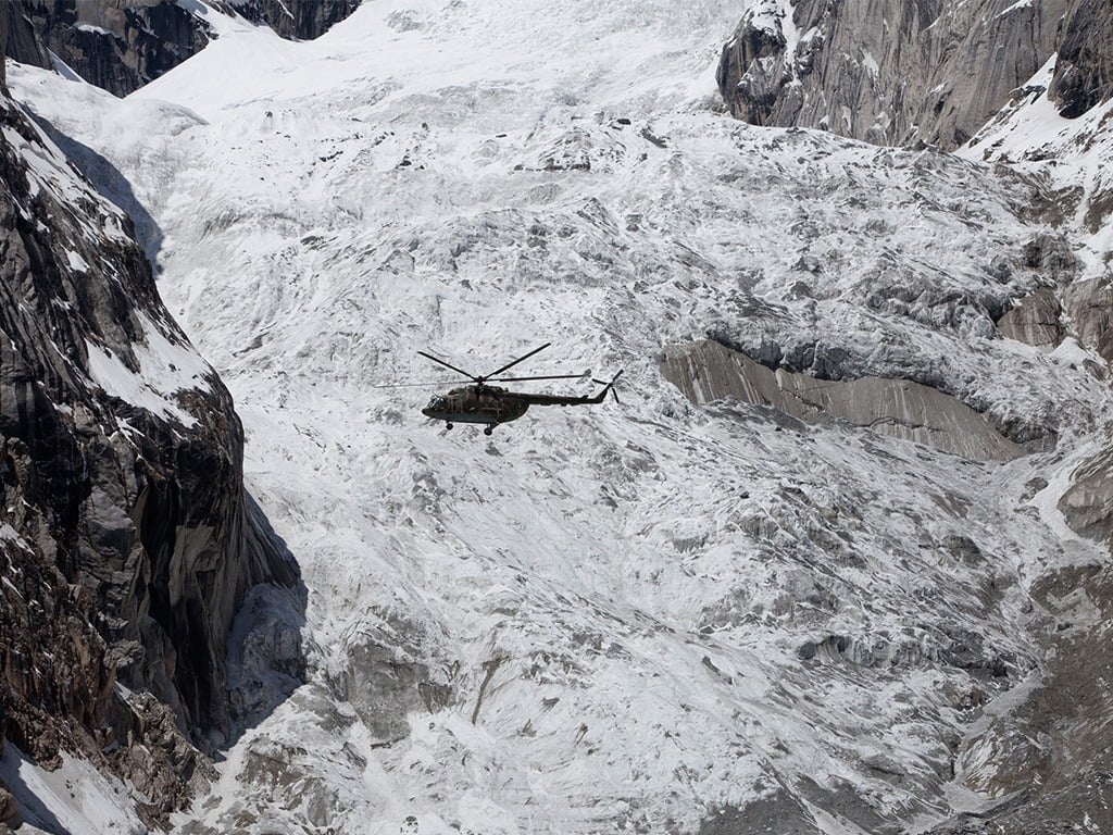 two-pakistani-pilots-martyred-in-siachin-helicopter-crash-says-ispr
