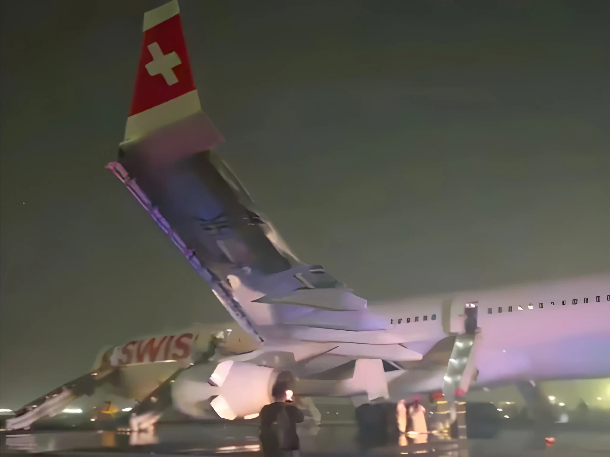 دہلی-ائیرپورٹ-پر-بڑا-حادثہ-ٹل-گیا،-طیارے-کے-انجن-میں-آگ-بھڑک-اٹھی