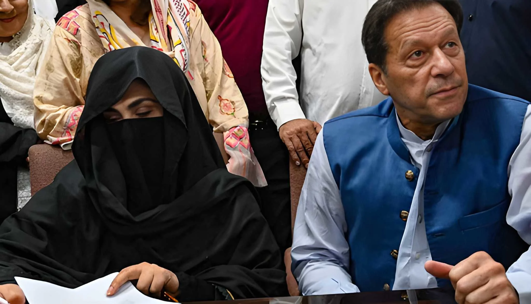 عمران-خان-سے-بشریٰ-بی-بی-کی-ملاقات،-صحت-اور-اپیلوں-پر-گفتگو