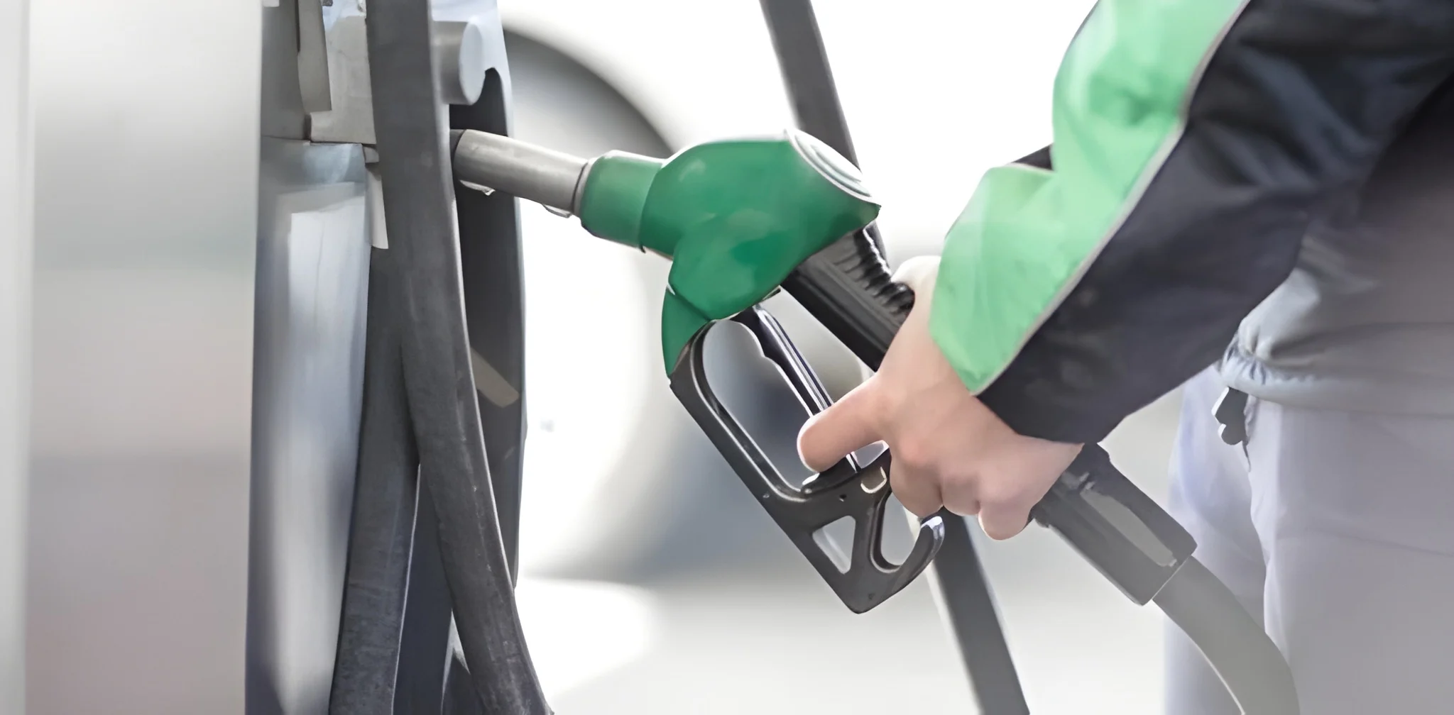 عوام-کیلئے-بڑا-ریلیف،-پیٹرول-55-روپے-مہنگا-کرنے-کے-بجائے-حکومت-کا-اہم-فیصلہ