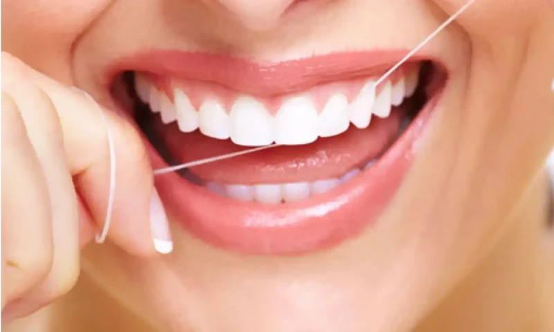 فلاسنگ-سے-50-سے-زائد-بیماریوں-کے-خطرات-میں-کمی-دانتوں-کے-ماہر-کی-ہدایت