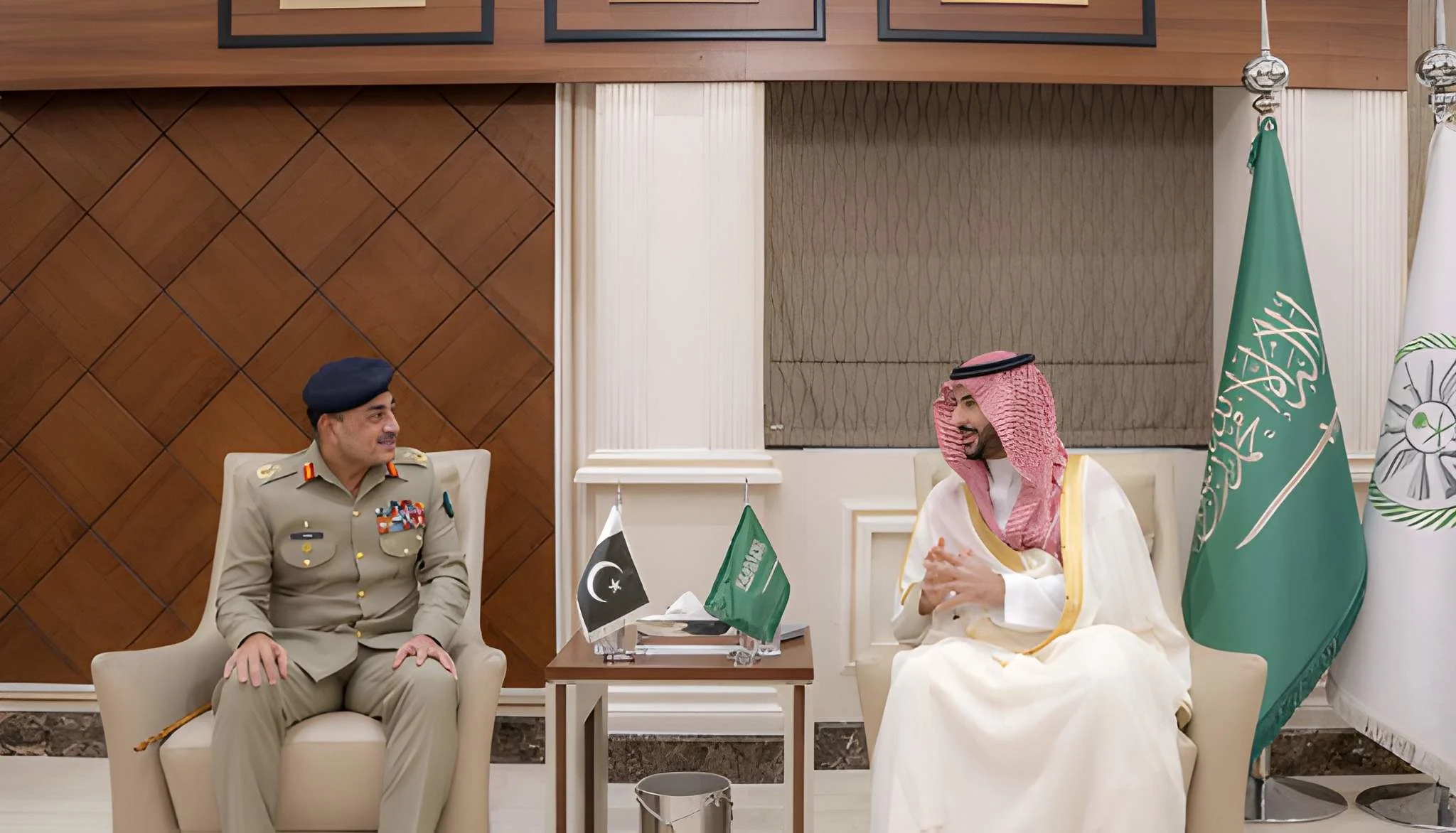فیلڈ-مارشل-عاصم-منیر-اور-سعودی-وزیر-دفاع-کی-اہم-ملاقات،-ایرانی-میزائل-خطرے-پر-گفتگو