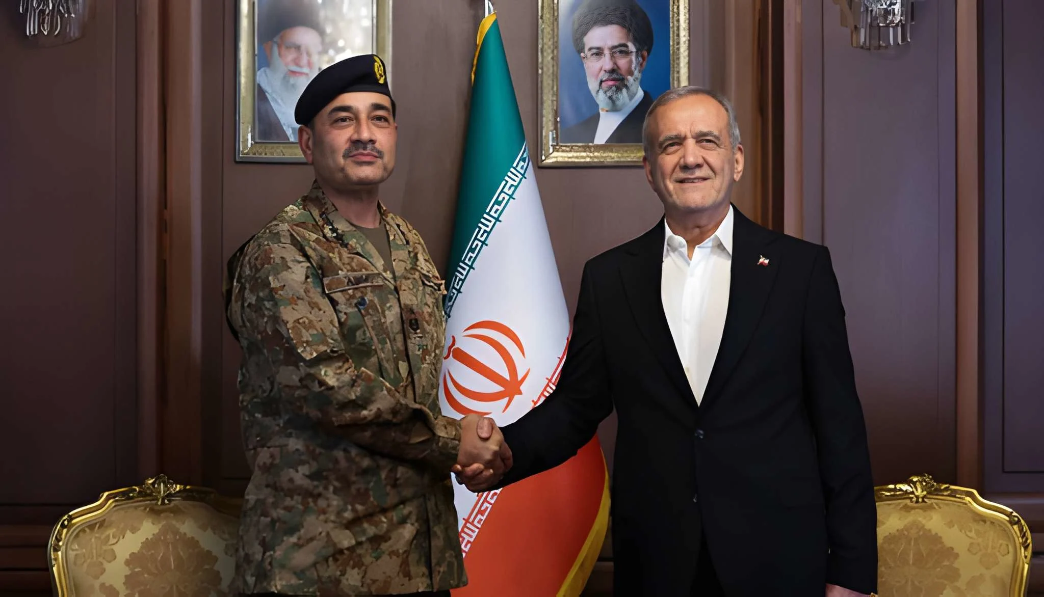 فیلڈ-مارشل-عاصم-منیر-کی-ایرانی-صدر-سے-اہم-ملاقات،-دوطرفہ-امور-پر-گفتگو