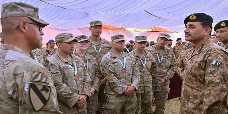 پاکستان-آرمی-کے-ٹیم-اسپرٹ-مقابلے-میں-فیلڈ-مارشل-کی-شرکا-کی-جنگی-مہارتوں-پر-زور