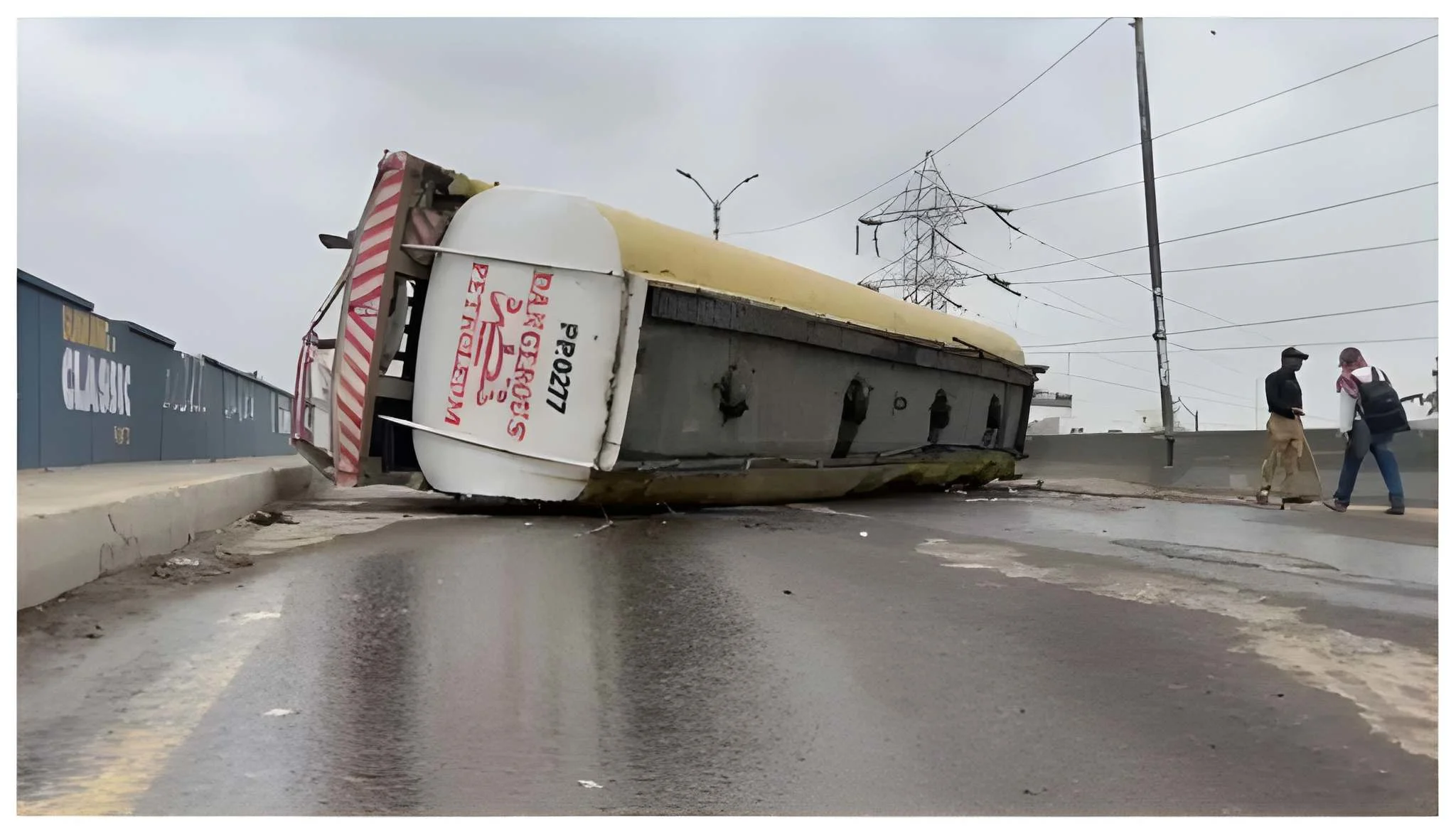 کراچی-منگھوپیر-میں-دو-آئل-ٹینکرز-میں-تصادم،-2-افراد-کو-کچل-ڈالا،-ڈرائیورز-فرار