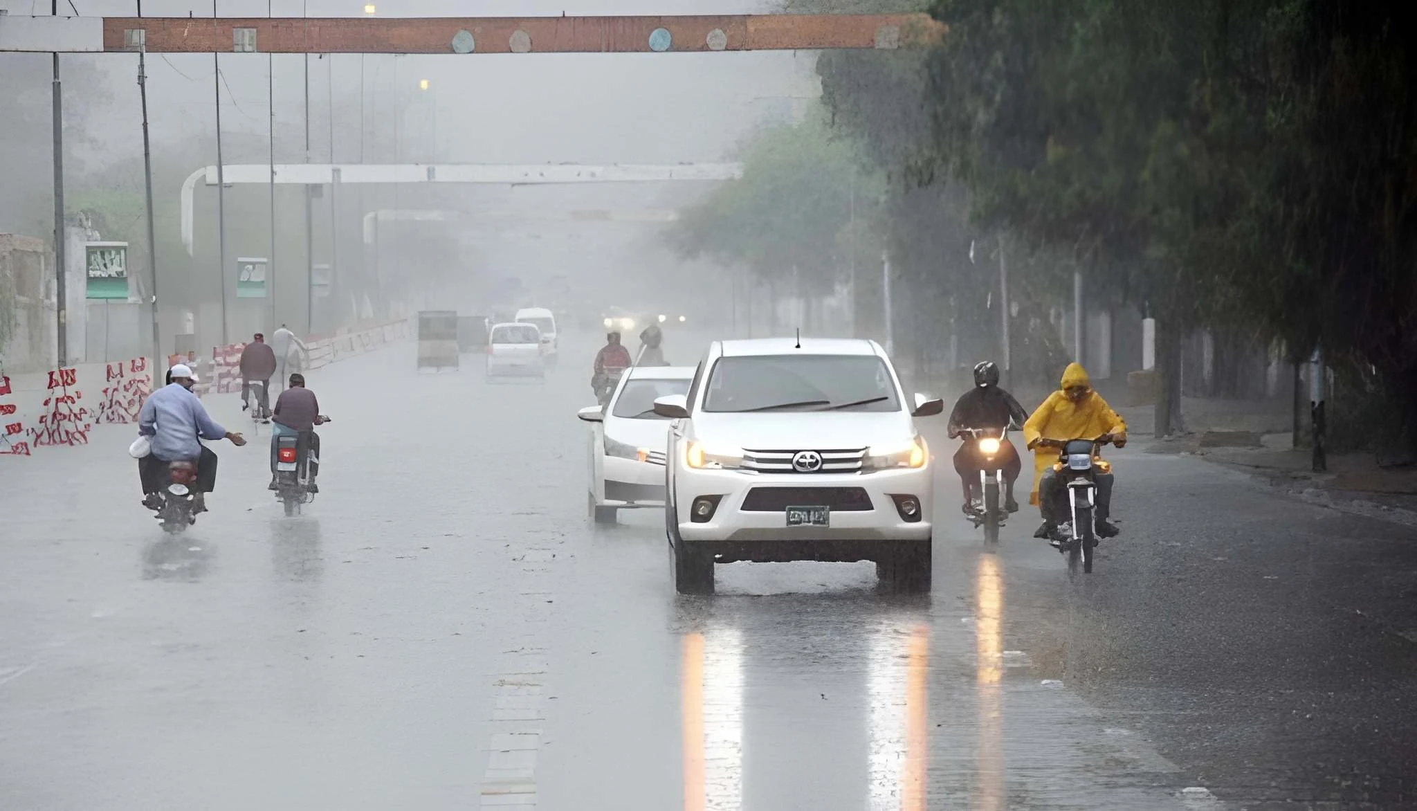 کراچی-میں-آج-بھی-موسلادھار-بارش-کی-پیشگوئی،-ژالہ-باری-کا-بھی-امکان