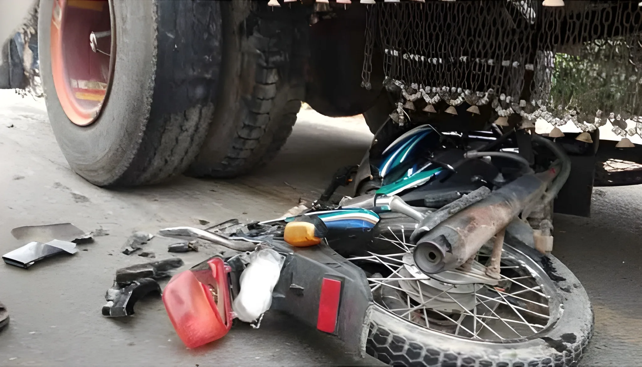 کوٹ-ادو-میں-ٹرک-کی-موٹر-سائیکل-کو-ٹکر،-خاندان-کے-3-افراد-زندگی-سے-ہاتھ-دھو-بیٹھے