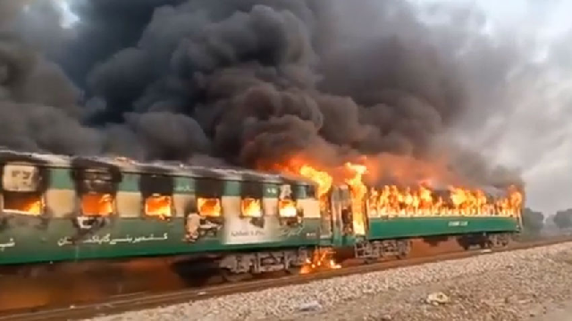 کراچی-سے-لاہور-جانے-والی-تیز-گام-ایکسپریس-میں-آتشزدگی-سے-9-افراد-جاں-بحق،-30-زخمی