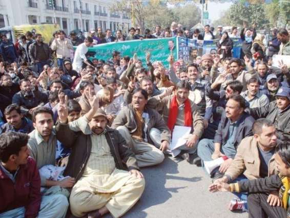 کلرکوں--کی-قلم-چھوڑہڑٹال-کی-دھمکی