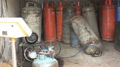 ری-فلنگ،کھلاپٹرول-بیچنے-والے-18دکاندار-پکڑے-گئے
