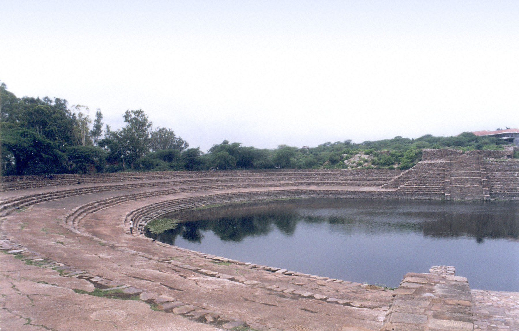 سورج-کنڈ-روڈ-مکمل-نہ-ہوسکاٹھیکیدار-پتھر-ڈال-کرغائب