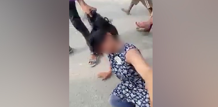دوسری-شادی-سے-روکنا-بیوی-کا-جرم-بن-گیا،-ظالم-شوہر-کا-سرعام-وحشیانہ-تشدد