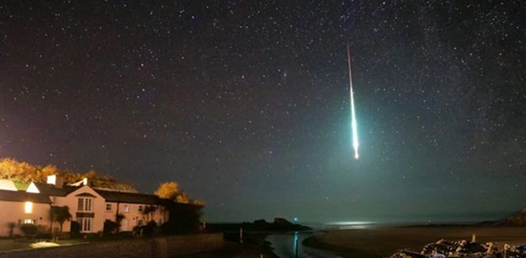 stunning-image-of-fireball-meteor-streaking-through-the-night-sky